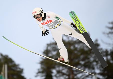 　Ｗ杯ジャンプ男子個人第２７戦での内藤智文の飛躍＝ビケルスン（共同）