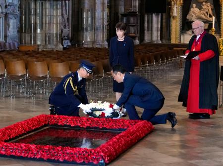 　ウェストミンスター寺院を訪れ、無名戦士の墓に献花する高市首相（奥左）＝１４日、ロンドン（共同）