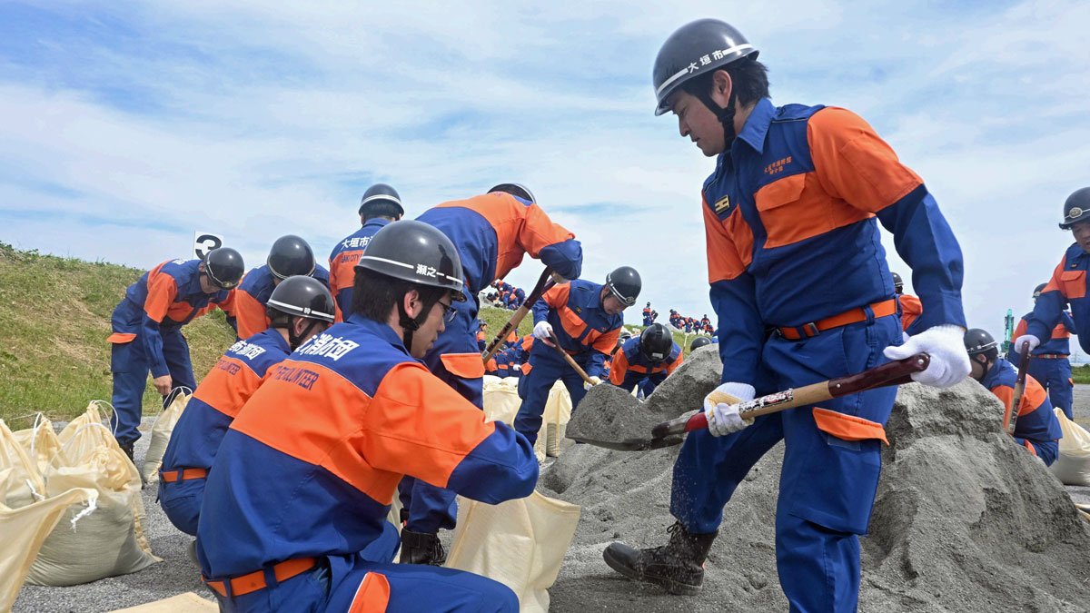 訓練に取り組む市消防団員たち＝大垣市野口町