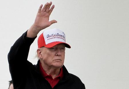 　メキシコ湾を改称した「アメリカ湾」と書かれた帽子をかぶってホワイトハウスに登場したトランプ米大統領＝２０日、ワシントン（ロイター＝共同）