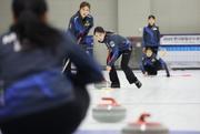 　練習するカーリング女子韓国代表「チーム５Ｇ」の選手ら＝１月２７日、韓国忠清北道（聯合＝共同）