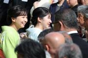 　春の園遊会で、招待客らと歓談される愛子さまと秋篠宮家の次女佳子さま＝２２日午後、東京・元赤坂の赤坂御苑（代表撮影）
