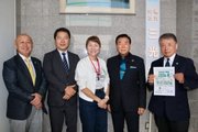 三光堂の大野正和会長（右から２人目）に第２回岐阜県人世界大会への協力を呼びかけた藤井豊文ＧＫＩ会長＝岐阜市本荘中ノ町、三光堂