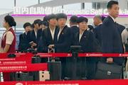　韓国で行われるアジア・チャンピオンズリーグ（ＡＣＬ）準決勝に出場するため、経由地の中国・北京の空港を訪れた北朝鮮のサッカー女子選手団＝１７日（共同）
