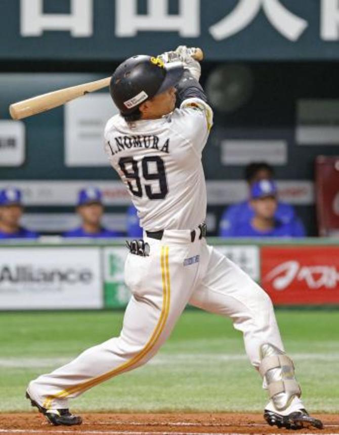 　１回ソフトバンク２死一、三塁、野村が左中間に３ランを放つ＝みずほペイペイドーム