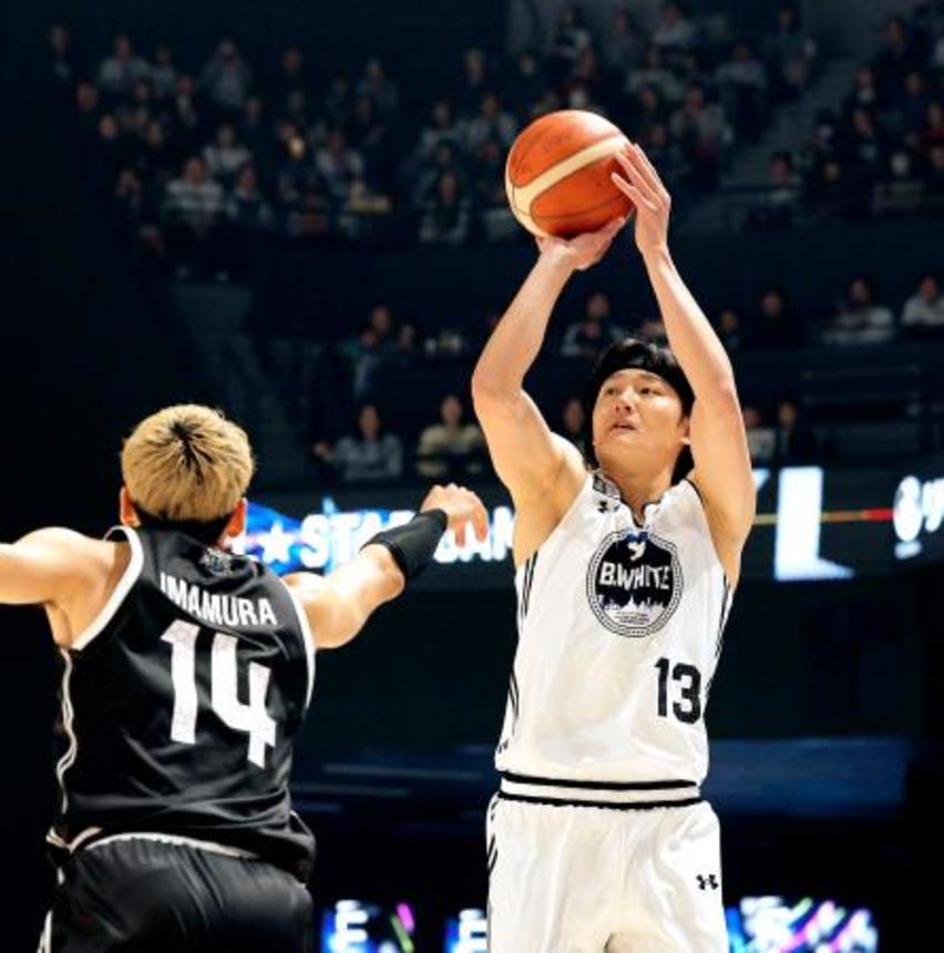 　第４クオーター、シュートを放つ「Ｂ・ＷＨＩＴＥ」の田中＝長崎市ハピネスアリーナ