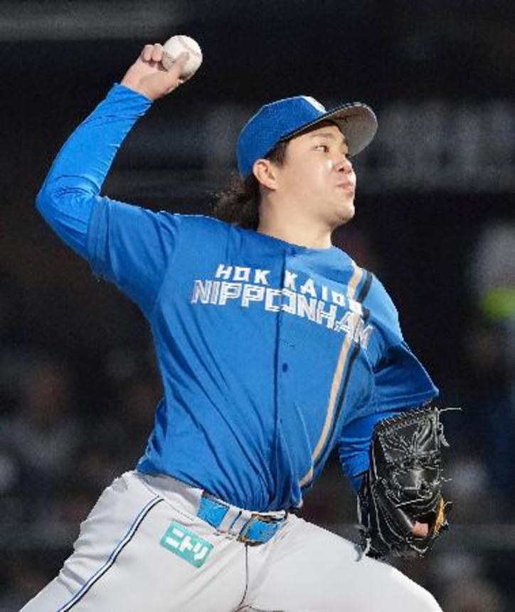 　楽天戦で力投する日本ハム先発の金村＝楽天モバイルパーク
