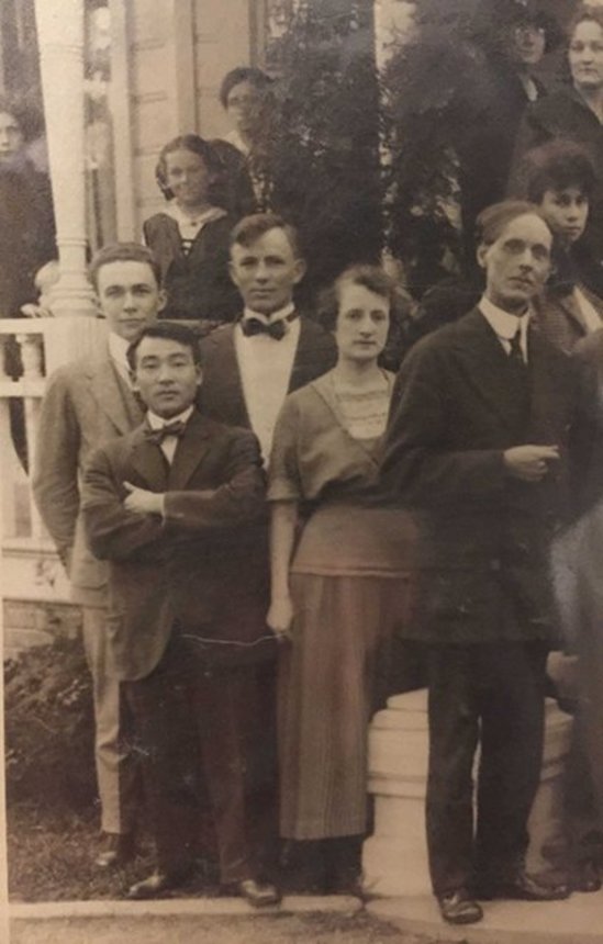 １９１６年、南カリフォルニア大で学んでいた時に撮影された大野寛正（前列左）＝大野美夏さん提供