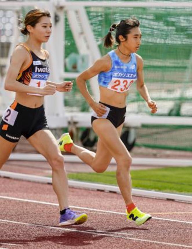 　女子１５００メートルにオープン参加し、力走する田中希実（右）＝たけびしスタジアム京都