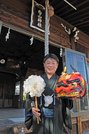伏屋の獅子芝居への思いを語る朝倉修一さん＝同町伏屋、白山神社