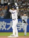 　８回、勝ち越し２点二塁打を放ちガッツポーズするヤクルト・山田＝神宮