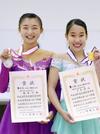 　全国高校選手権で優勝した三原舞依（右）と２位の坂本花織＝２０１７年１月、宇都宮市スケートセンター