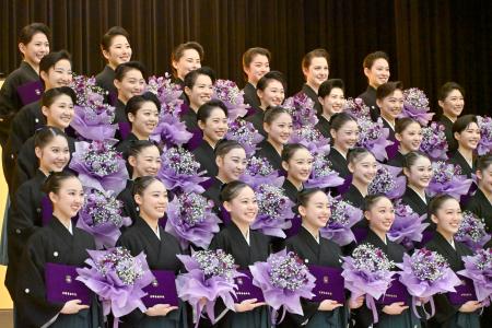 　卒業式後、記念写真に納まる宝塚音楽学校の第１１２期生＝２日午前、兵庫県宝塚市