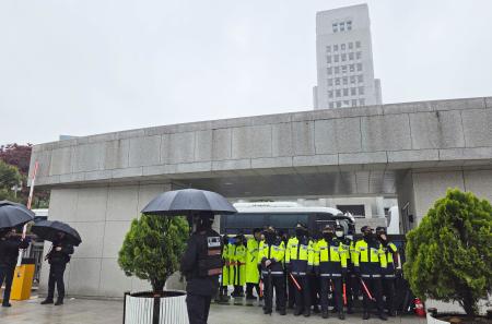 　１日、ソウルの韓国最高裁の前で警備に当たる警察官ら（共同）