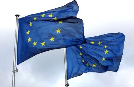 　ＥＵ欧州委員会本部にはためくＥＵの旗＝１日、ブリュッセル（ロイター＝共同）