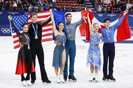　アイスダンスの表彰式を終え、撮影に応じる（左から）銀メダルのマディソン・チョック、エバン・ベーツ組、金メダルのロランス・フルニエボードリー、ギヨーム・シゼロン組、銅メダルのパイパー・ギレス、ポール・ポワリエ組＝１１日、ミラノ