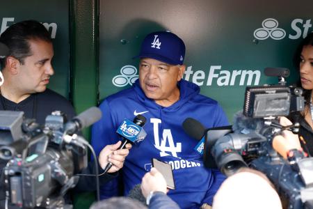 　試合前、取材に応じるドジャースのロバーツ監督＝シカゴ（共同）