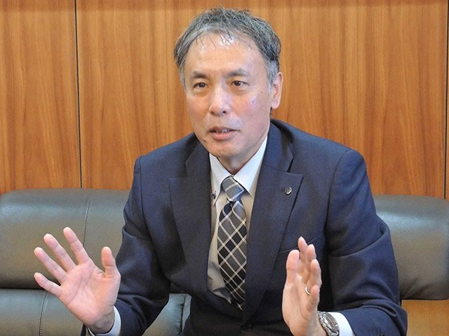 アウトドア要素を取り入れた新規事業への抱負を語る釜谷祥成総支配人＝岐阜新聞本社
