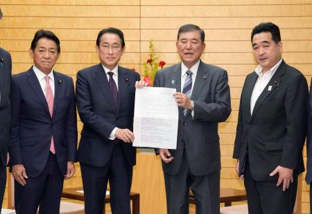 　岸田前首相（中央左）から能登半島地震を踏まえた災害対応に関する提言を受け取る石破首相（同右）＝２０日午後、首相官邸