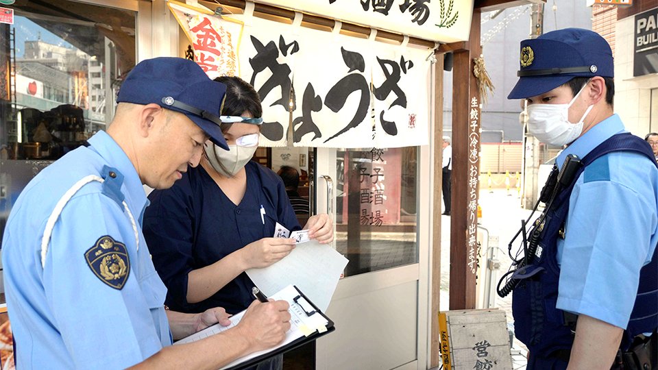 区域内の飲食店でルールを周知する署員＝岐阜市神田町