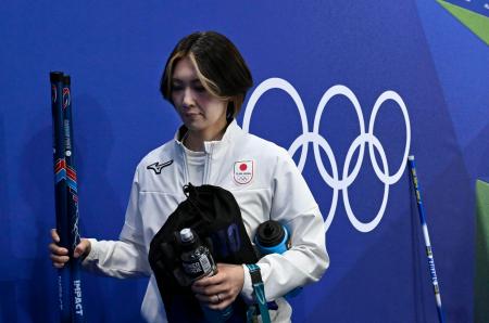 　イタリアに敗れ、引き揚げる吉村。１次リーグ敗退が決まった＝コルティナダンペッツォ（共同）