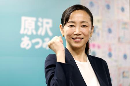 　横浜市長選で初当選を決めた原沢敦美氏＝１８日午後、横浜市