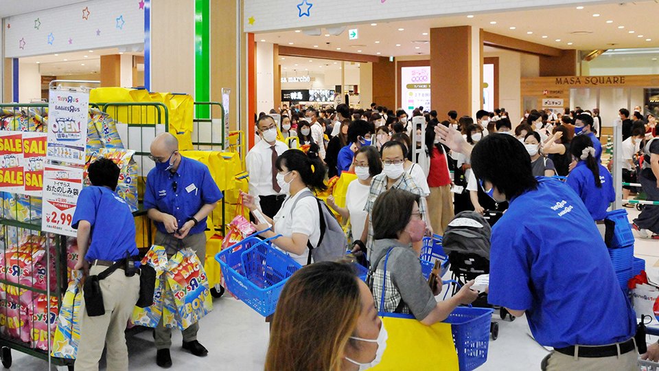 開業以来初の全面リニューアルしたトイザらス・ベビーザらスに入店する客＝岐阜市正木中、マーサ２１