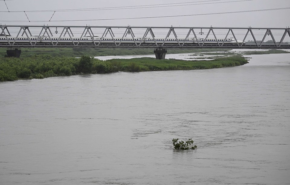 台風７、８号接近に伴う大雨で増水した川を渡る東海道新幹線＝２７日午前９時６分、大垣市内、揖斐川（撮影・堀尚人）