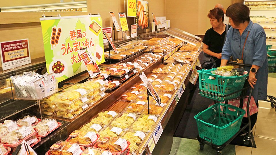 揚げ物コーナーを見る買い物客＝岐南町三宅、ベイシアフーズパーク岐南店