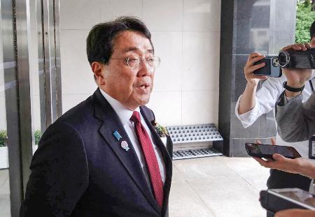 　記者団の取材に応じる赤沢経済再生相＝２５日午前、東京・永田町の自民党本部