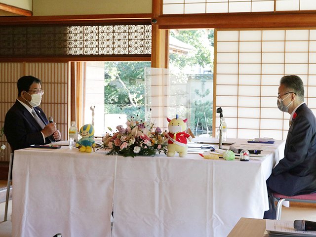 広域観光ルート構築への協力を確認した古田肇知事と杉本達治福井県知事（左から）＝福井市宝永、養浩館庭園
