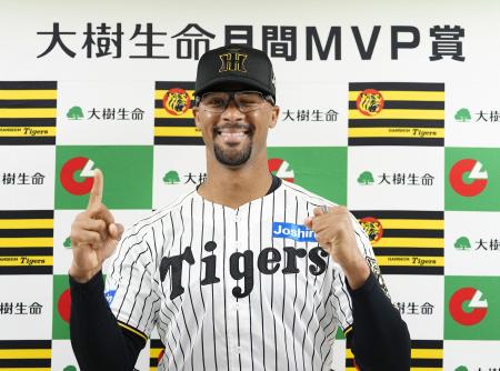 　６月の月間ＭＶＰを受賞し、ポーズをとる阪神・デュプランティエ＝甲子園