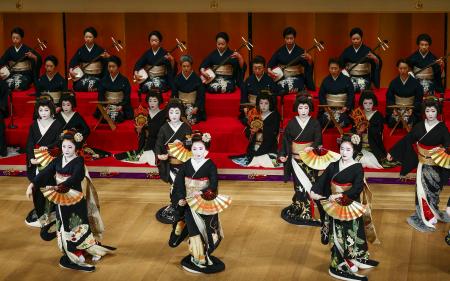 　建て替え工事が完了した京都市東山区の宮川町歌舞練場で披露された、芸妓や舞妓による舞い＝２３日午後、京都市東山区