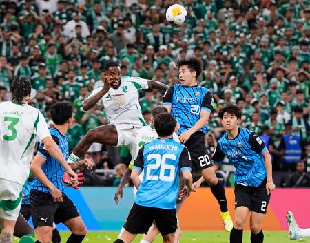 　川崎―アルアハリ　後半、ゴール前で競り合う川崎・山田（右から２人目）＝ジッダ（共同）