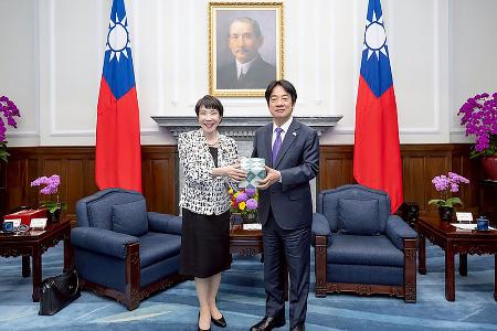 　高市氏（左）と台湾の頼清徳総統＝４月、台北市（総統府提供・共同）