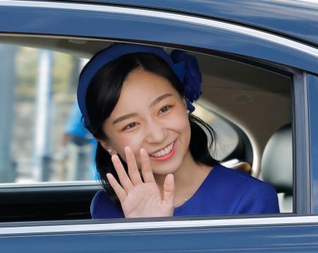 　皇居に入られる秋篠宮家の次女佳子さま＝２９日午前、半蔵門