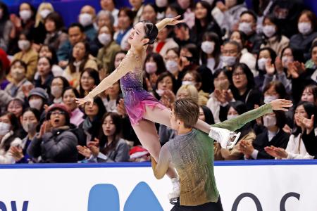 　ペアフリー　演技する長岡柚奈（上）、森口澄士組＝東和薬品ラクタブドーム