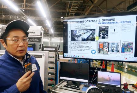 　復旧過程を説明するアイシン九州の担当者＝１６日午後、熊本市