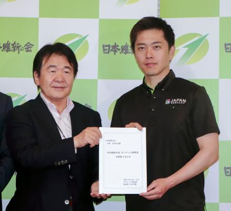 　日本維新の会が設置したガバナンス委員会の中間報告を竹中平蔵委員長（左）から受け取る吉村代表＝１５日午後、国会