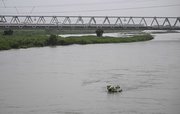 台風７、８号接近に伴う大雨で増水した川を渡る東海道新幹線＝２７日午前９時６分、大垣市内、揖斐川（撮影・堀尚人）