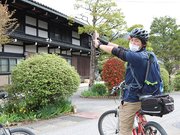「飛騨の暮らしに隠された持続可能な魅力を伝えたい」と語る都築義弘さん＝飛騨市古川町太江