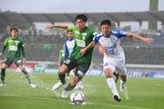ＦＣ岐阜×沼津＝前半、相手と競り合う岐阜のＤＦ三ツ田（左）＝長良川競技場