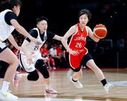 　日本―台湾　第１クオーター、ドリブルで攻め込む田中＝豊田合成記念体育館