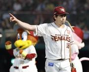 　７回まで無失点に抑え、ベンチに戻る楽天先発の前田健＝楽天モバイルパーク