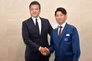 指名あいさつに訪れた楽天の山田潤担当スカウト（左）と握手をする西濃運輸の林優樹投手＝西濃運輸本社