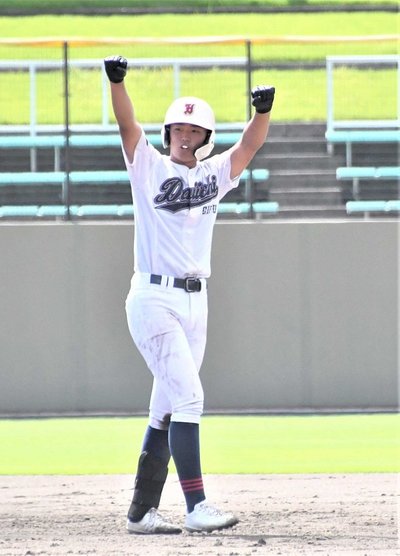 岐阜第一×岐阜各務野＝４回裏岐阜第一１死満塁、走者一掃の右中間二塁打を放ち、ガッツポーズする伊藤大生＝長良川