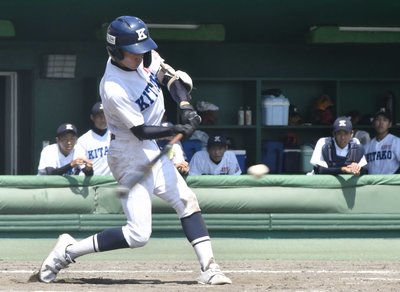 池田×岐阜北＝４回裏岐阜北、安打を放つ鷲見＝長良川