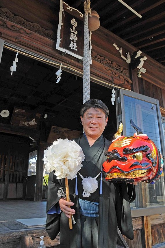 伏屋の獅子芝居への思いを語る朝倉修一さん＝同町伏屋、白山神社