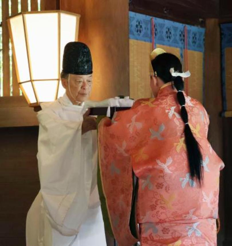 　近江神宮で開かれた時計産業の発展を祈る「漏刻祭」＝１０日午前、大津市
