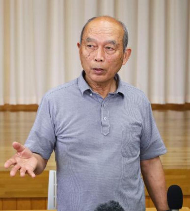 　防衛省によるオスプレイ配備計画の説明会に参加した杠好秋さん＝１３日午後、佐賀市